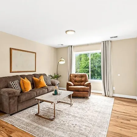 New! Comfy 1Br Upper Flat Near Downtown Roseville